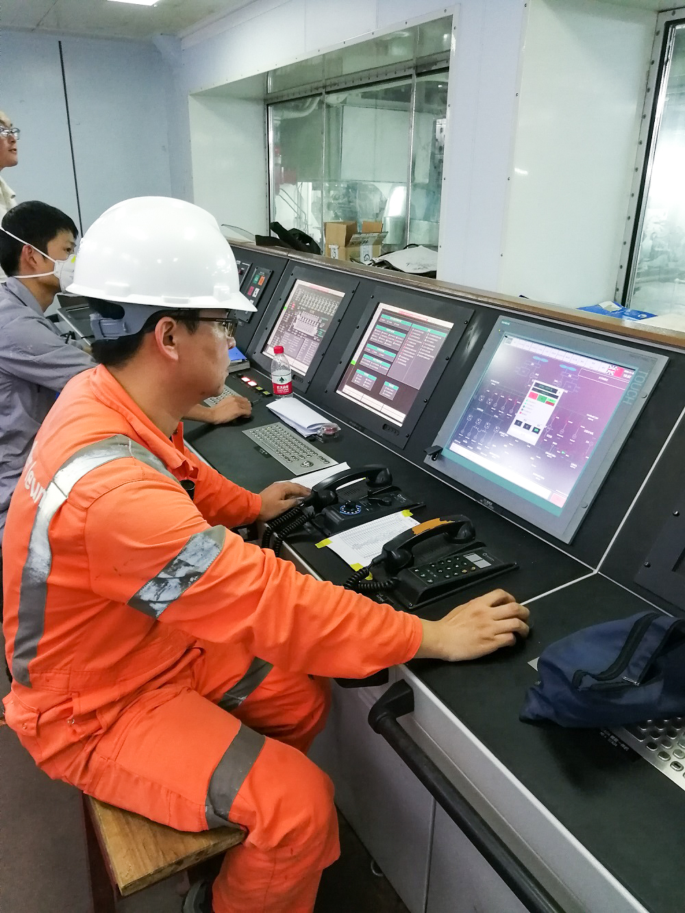 1-commissioning-by-van-der-leun-china-on-the-hai-gong-101-installing-console-3-1