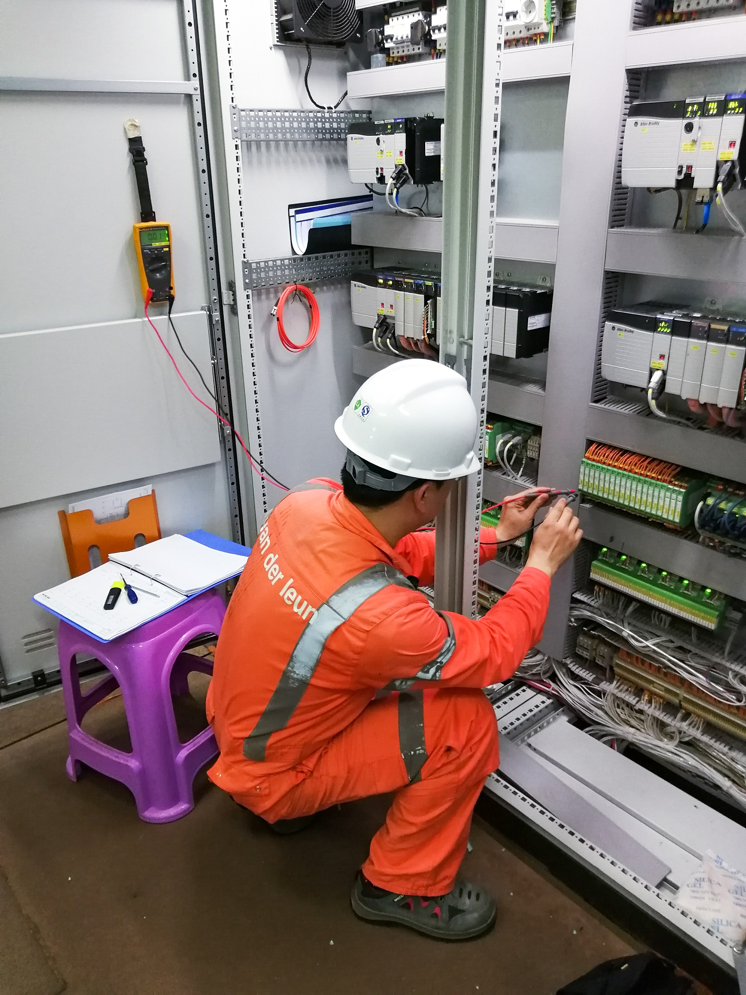 2-commissioning-by-van-der-leun-china-on-the-hai-gong-101-installing-switchboards