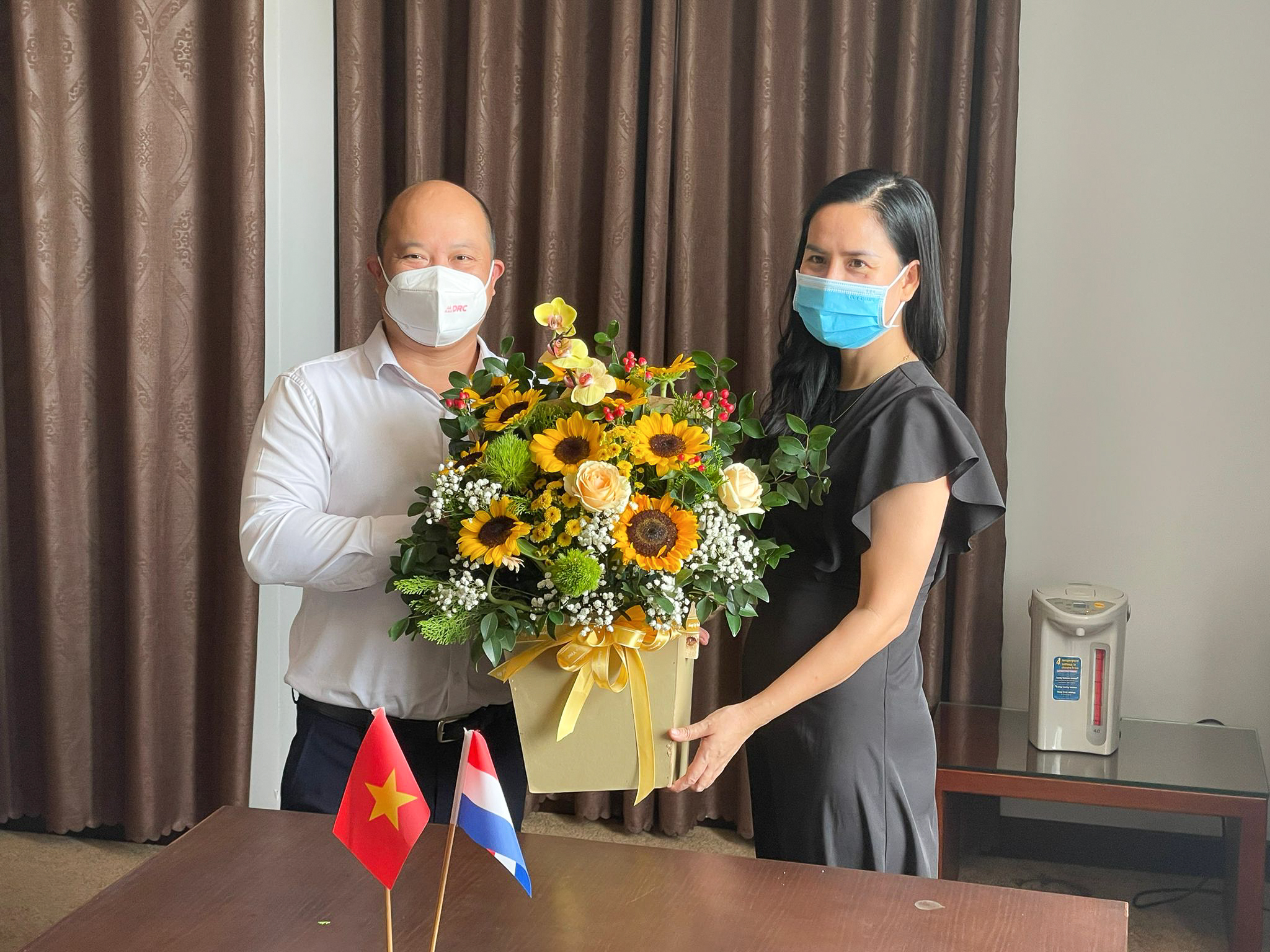 2-new-office-and-workshop-for-van-der-leun-vietnam-diep-hoang-hong-flowers-after-signing-the-contract-martin-den-breejen-1