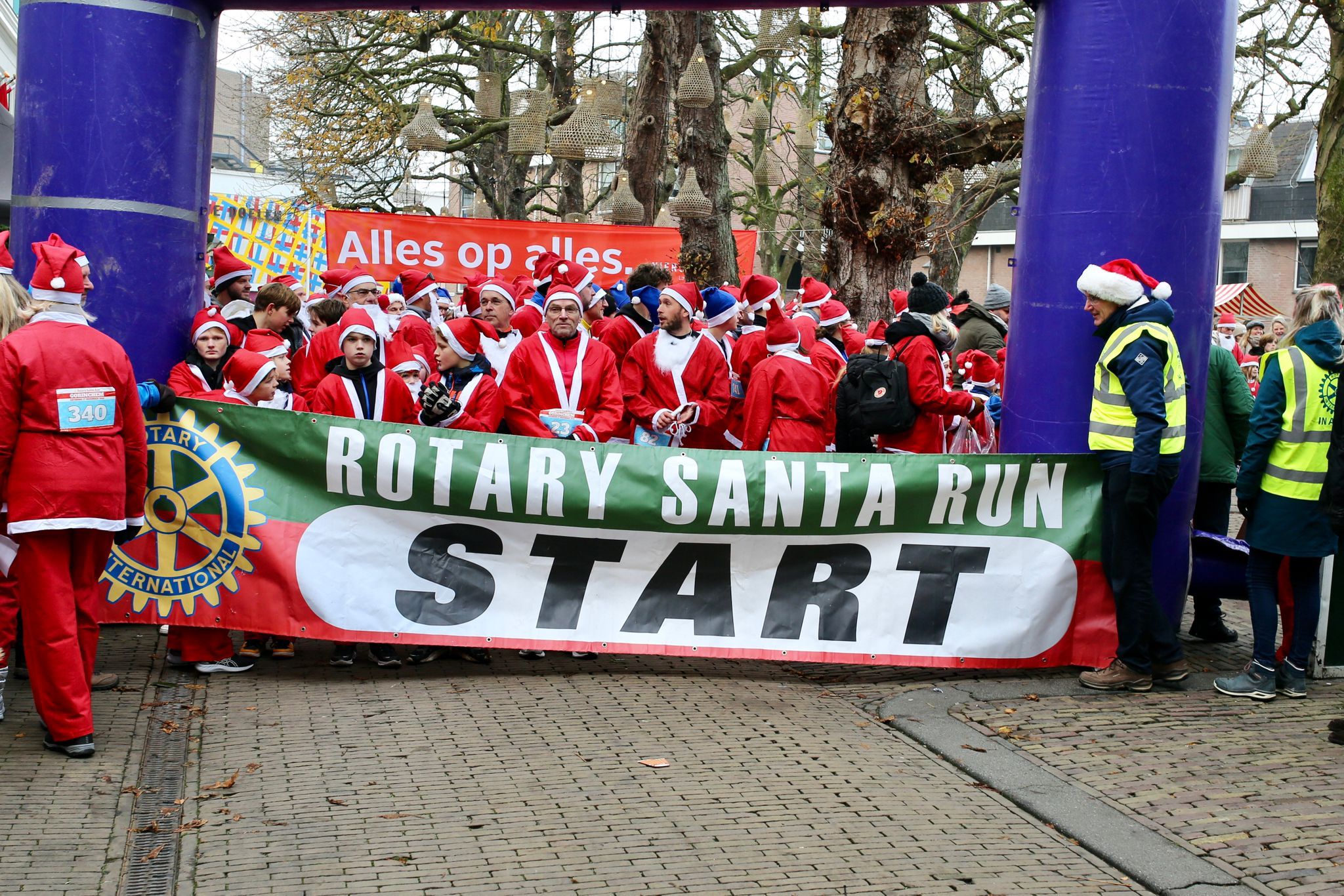 2-rotary-santarun-gorinchem-royal-van-der-leun-sponsor-kerstmannen-gorinchem-voedselbank-gorinchem-vdl-6-kopie