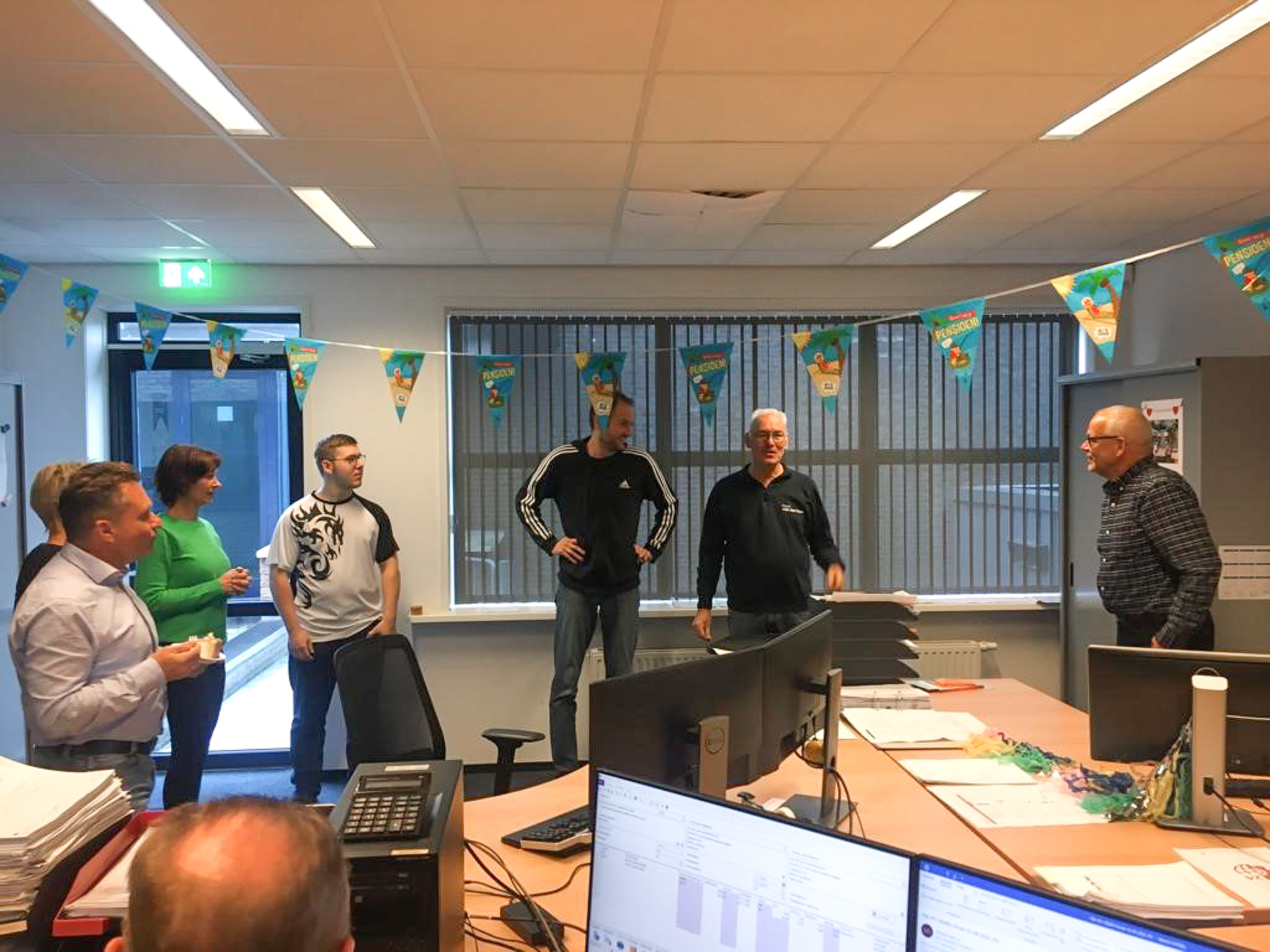4-peter-korteweg-met-pensioen-royal-van-der-leun-verrast-op-kantoor-slingers-en-quotes-laatste-dag-werk-sliedrecht-