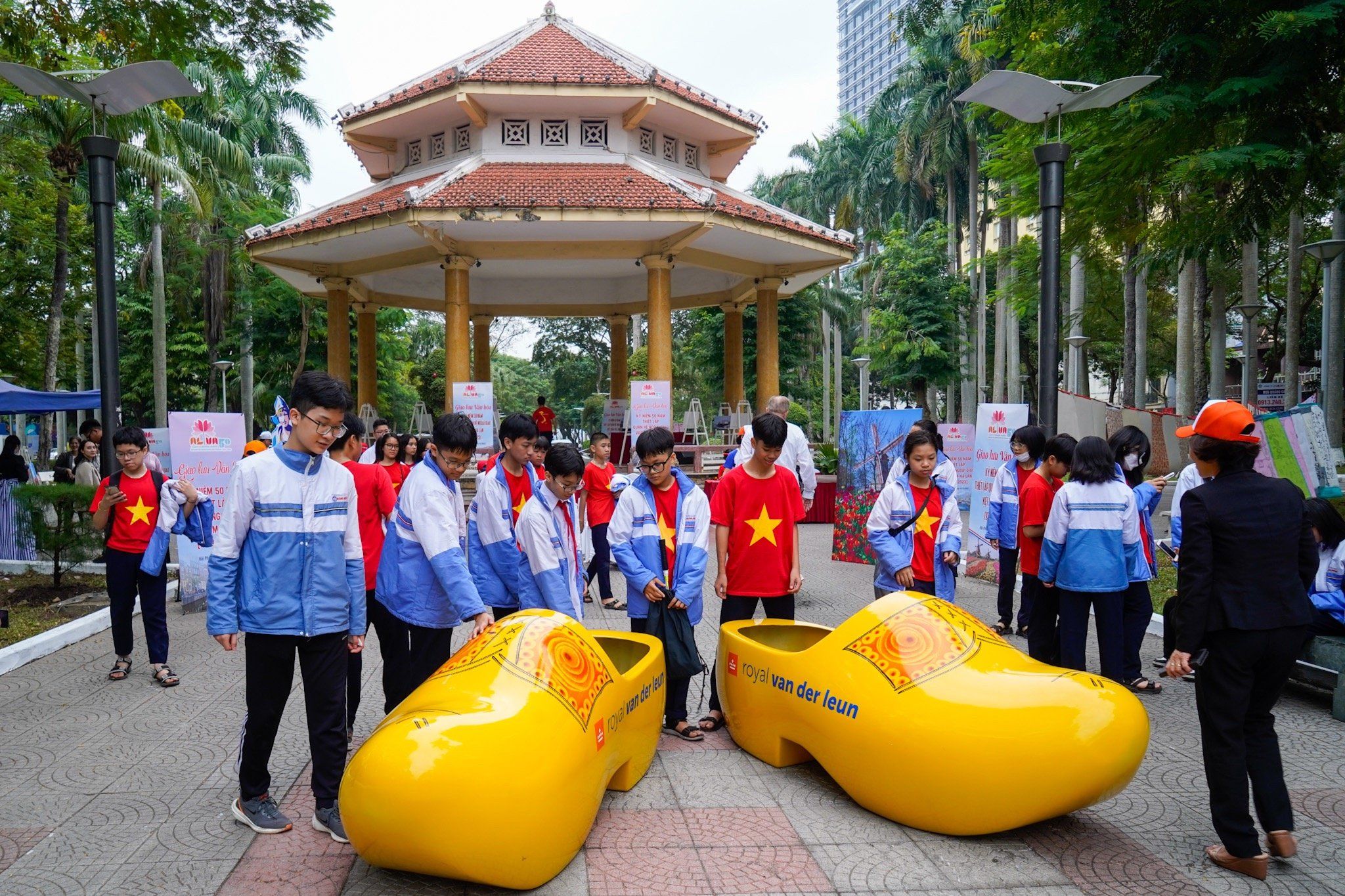 dutch-royal-van-der-leun-clogs-in-hai-phong-vietnam