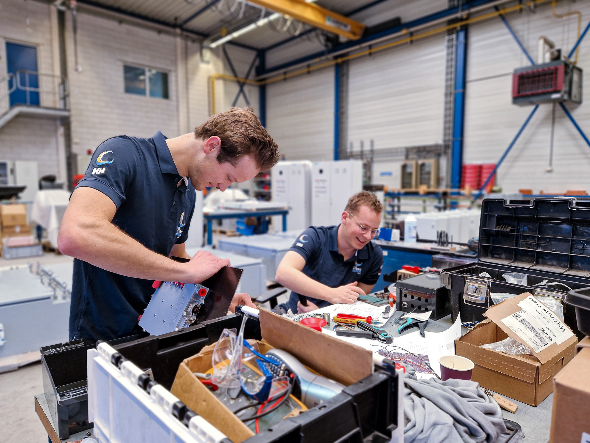 hydro-motion-team-at-the-workshop-at-royal-van-der-leun-sliedrecht-electrical-components-van-der-leun-sponsor-and-partner-of-the-tu-delft-hydro-motion-te