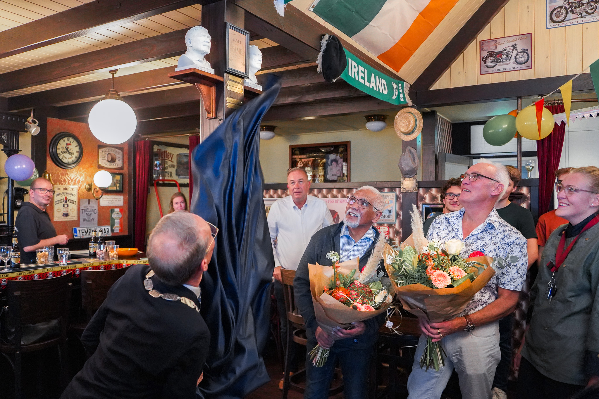 martind-de-jong-en-cor-usmany-50-jaar-in-dienst-bij-royal-van-der-leun-sliedrecht-samen-vieren-in-de-leuning-met-burgermeester-jan-de-vries-2