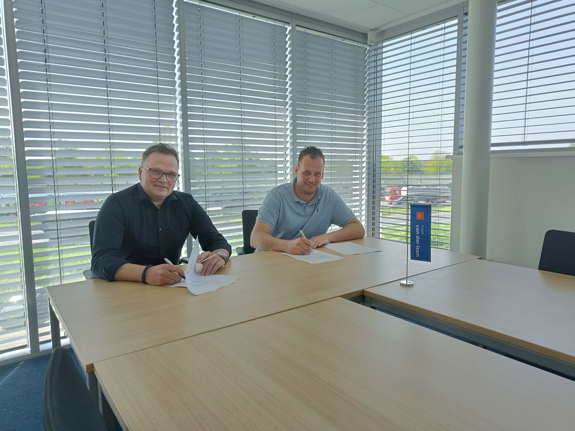 richard-from-lobeco-and-arie-from-electrobouw-sign-contract-website-2