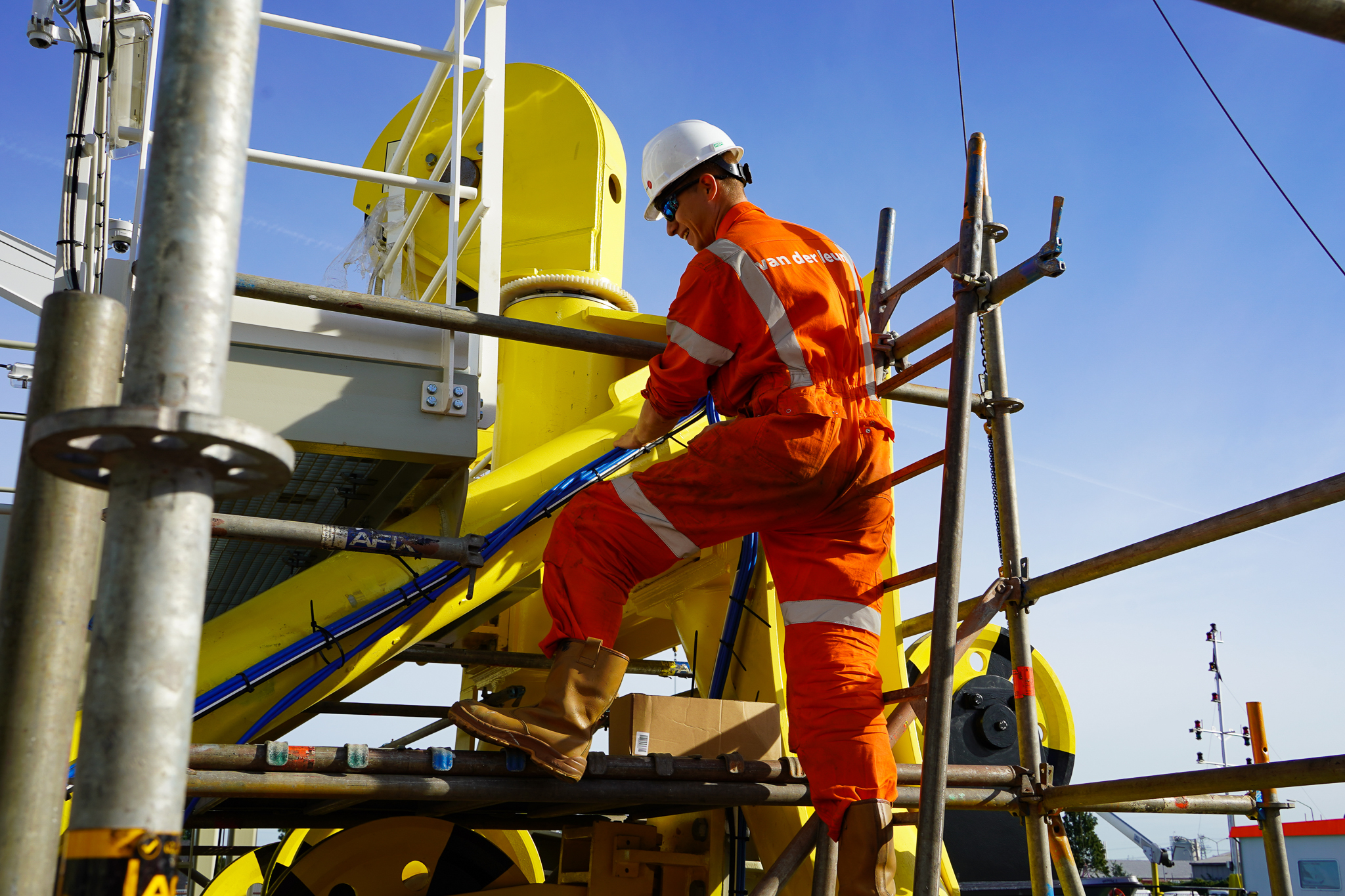 royal-van-der-leun-boskalis-electrical-marine-system-system-integrator-werkzaamheden-aan-boord-installateur-sliedrecht