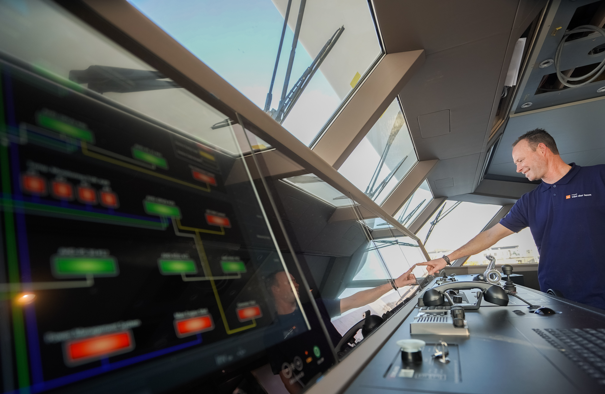 royal-van-der-leun-bridge-consoles-ems-electrical-management-system-refit-yachting-service-1-