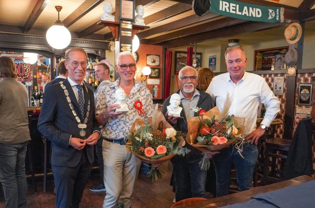 martind de jong en cor usmany 50 jaar in dienst bij royal van der leun sliedrecht - samen vieren in