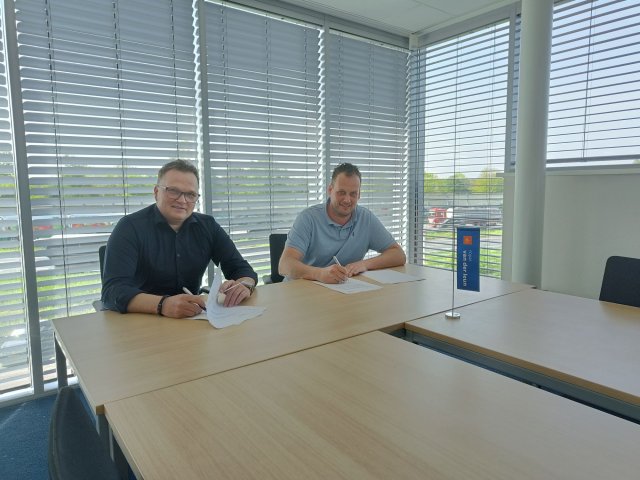 Richard from Lobeco and Arie from Electrobouw sign contract website-1