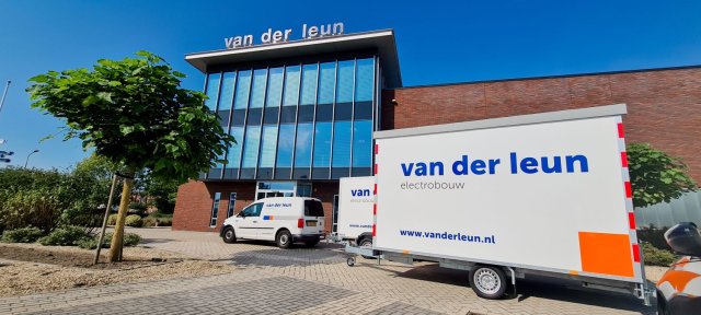 Royal Van der Leun Electrobouw hoofdkantoor met trailer
