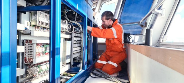 Royal Van der Leun elektrische installatie aan boord van VOS BASE van Vroon offshore