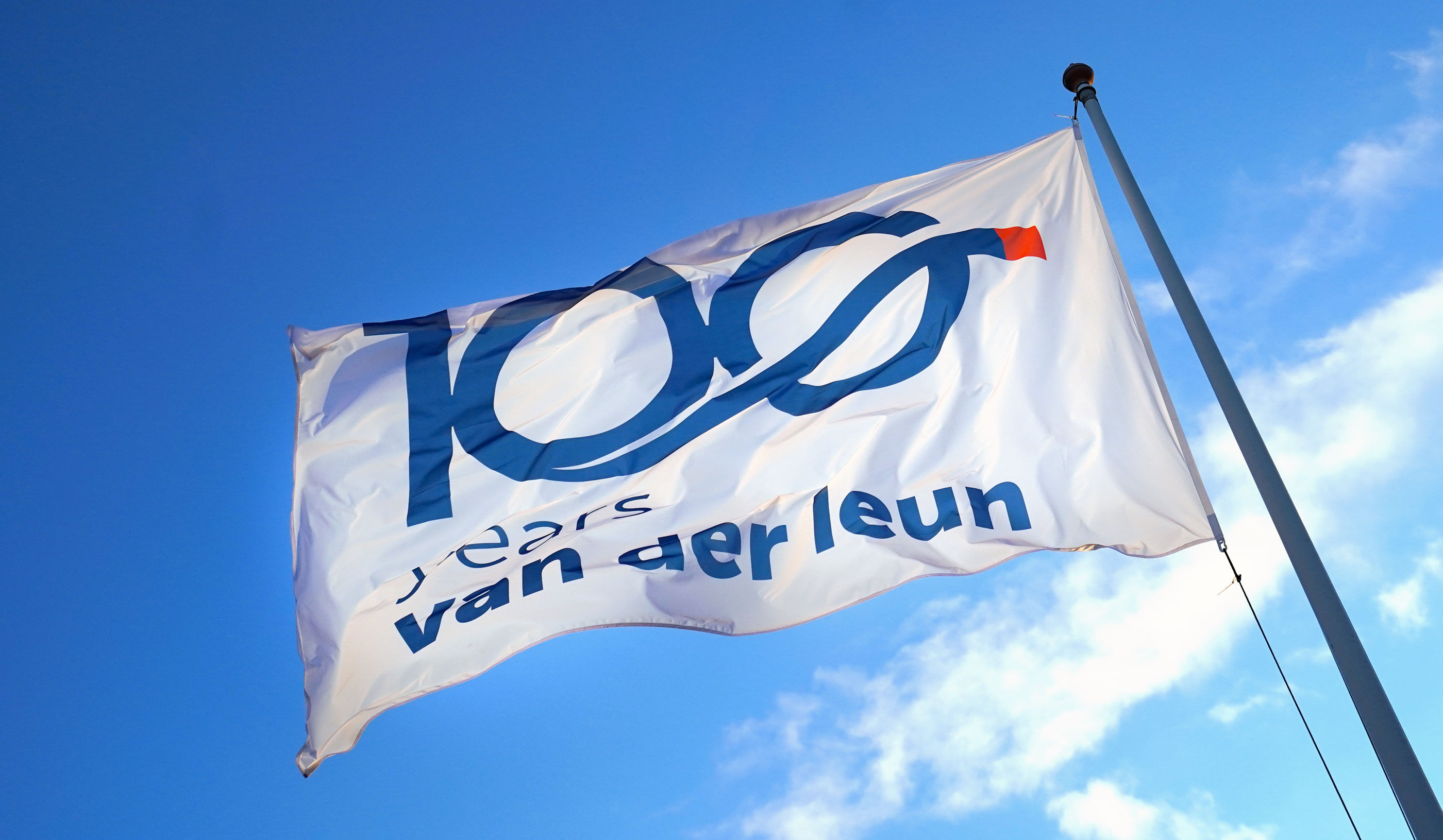 van-der-leun-100jaar-vlag-1