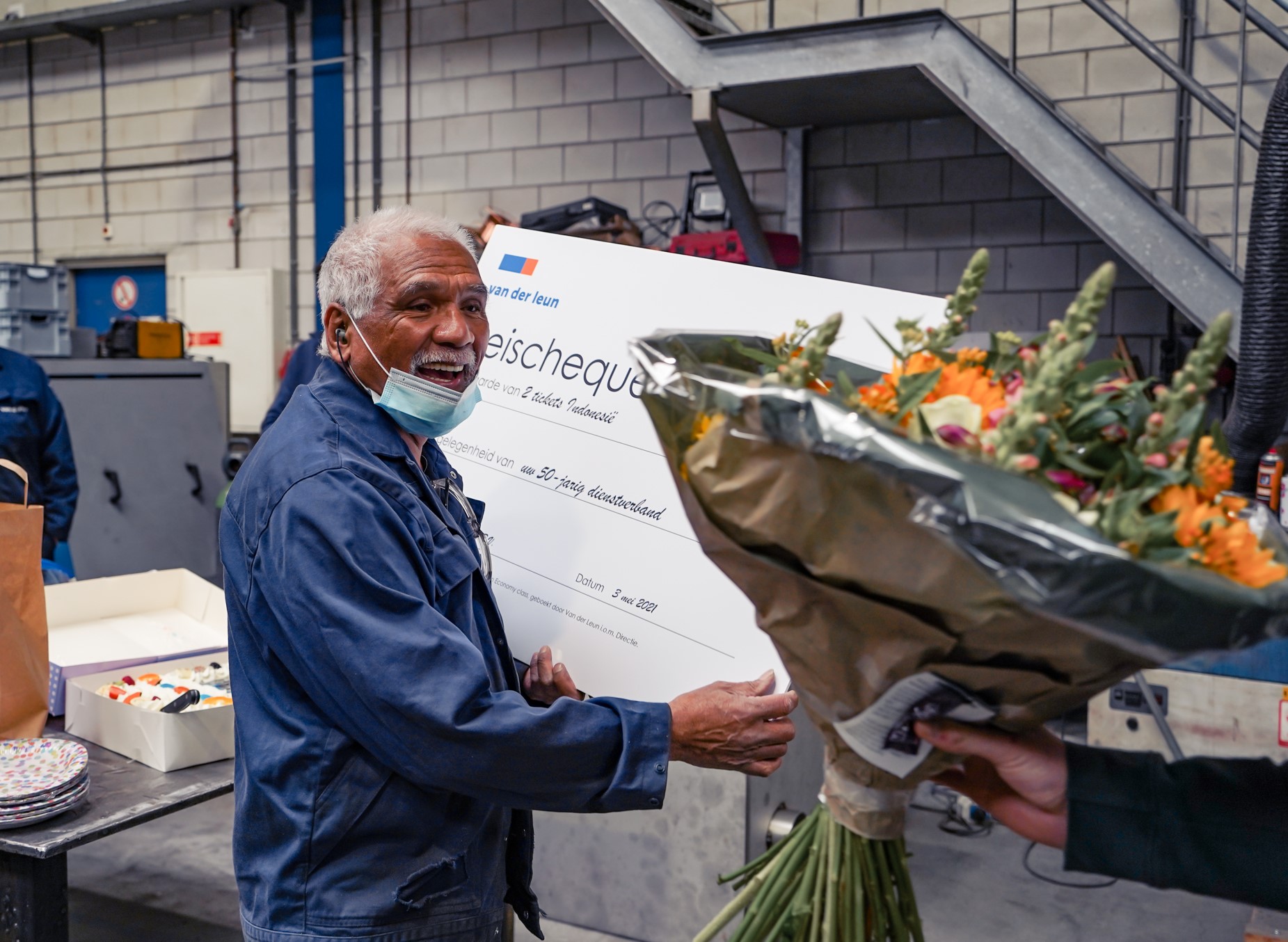 van-der-leun-metaalbewerking-jubileu-m-cor-usmany-50-jaar-in-dienst-reischeque-overhandigen-2-